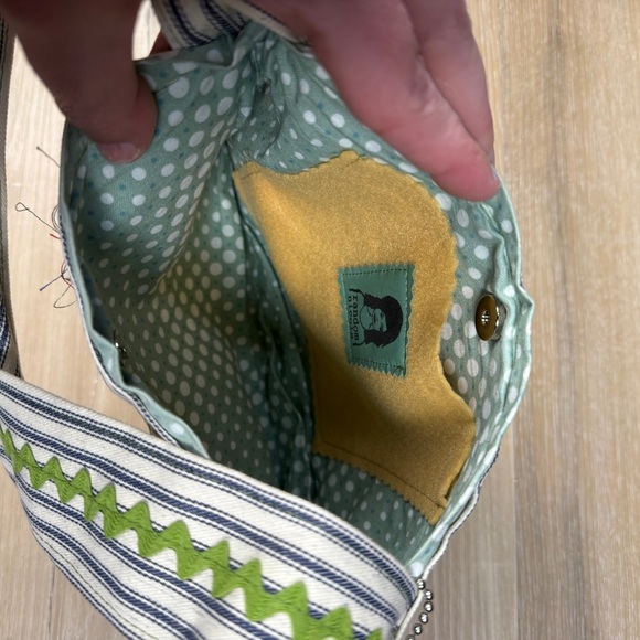 NWT Random Nicole Blue and White Striped Floral Shoulder Bag - Picture 6 of 7